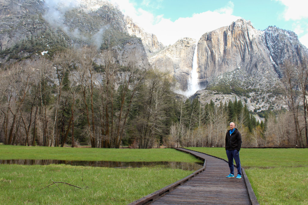 Jedna z mnohých zastávok s výhľadom na Yosemitské vodopády