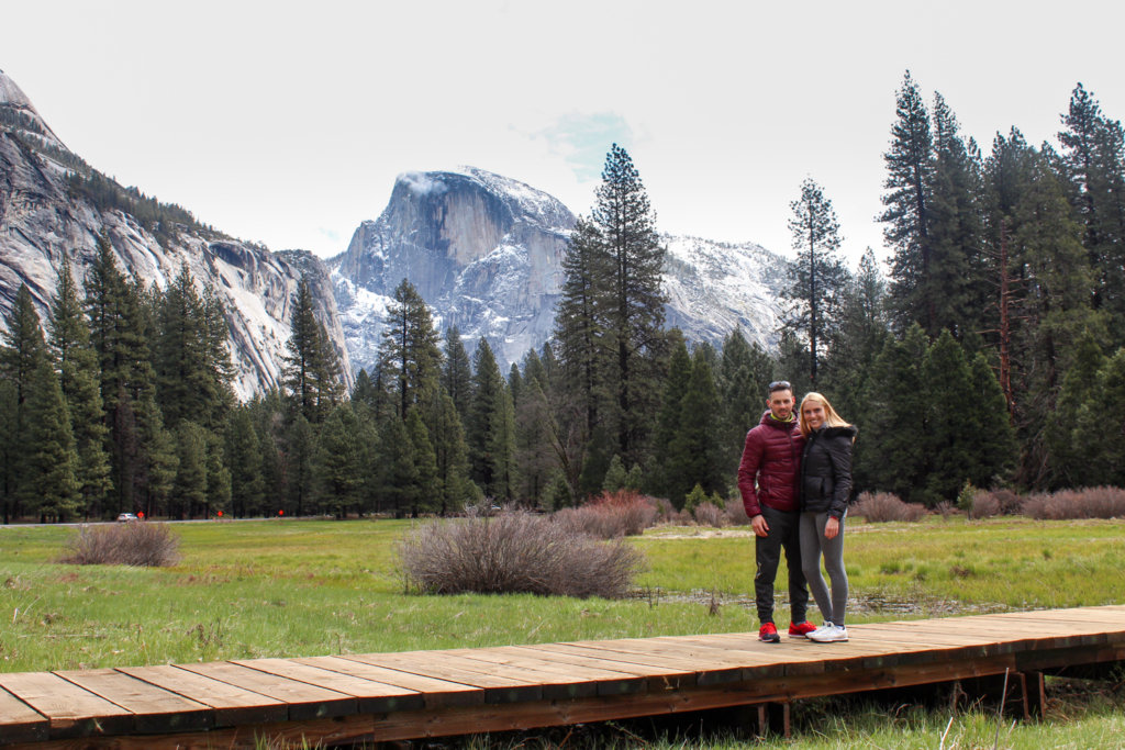 Pohľad na Half Dome z Cooks Meadow's Loop