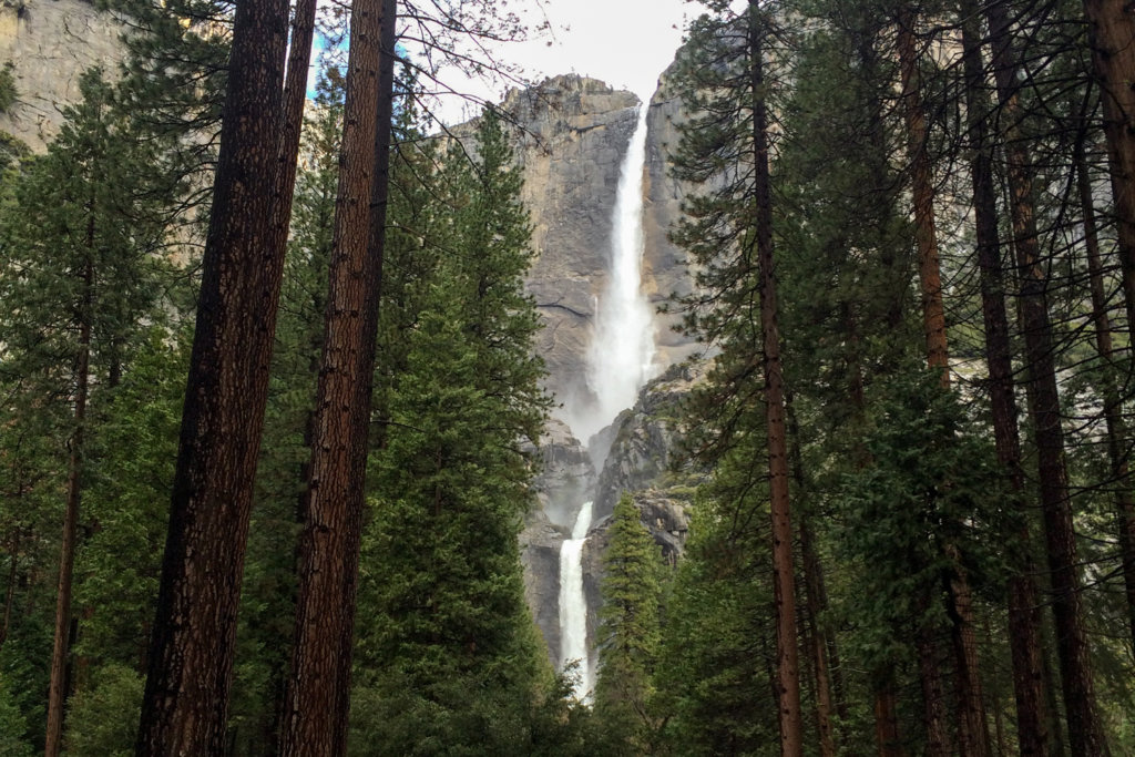 Pohľad na Yosemitské vodopády z Lower Yosemite Fall Trail