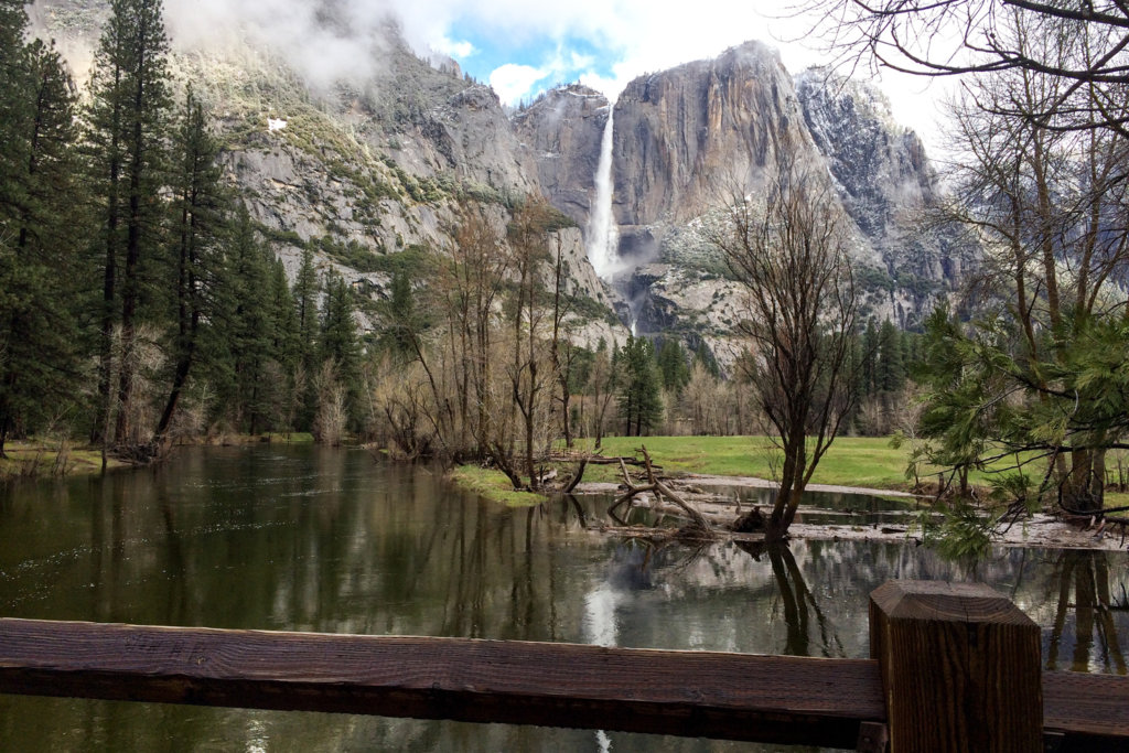 Výhľad zo Swinging Bridge na Yosemitské vodopády