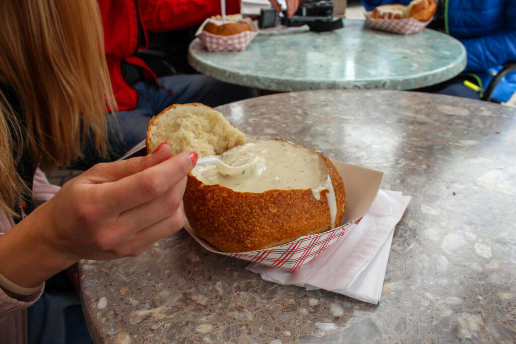 Clam chowder, mušľová polievka v chlebe