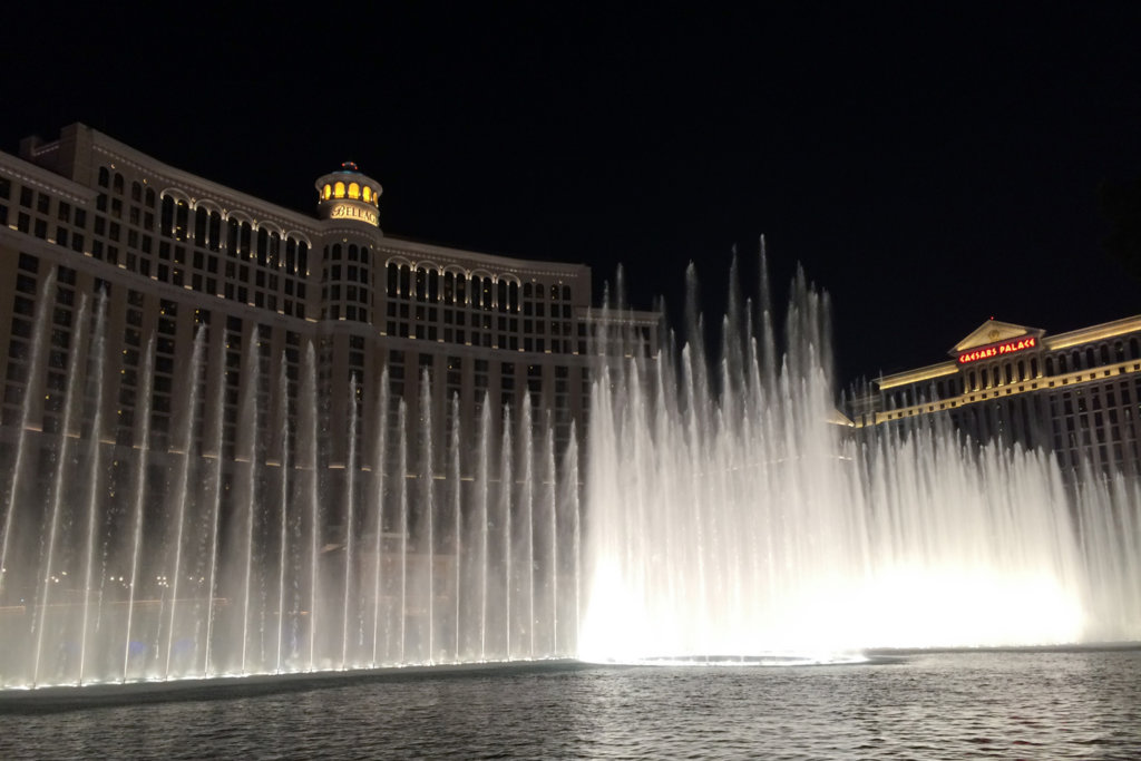 Bellagio fontána, veľký jukebox na ulici