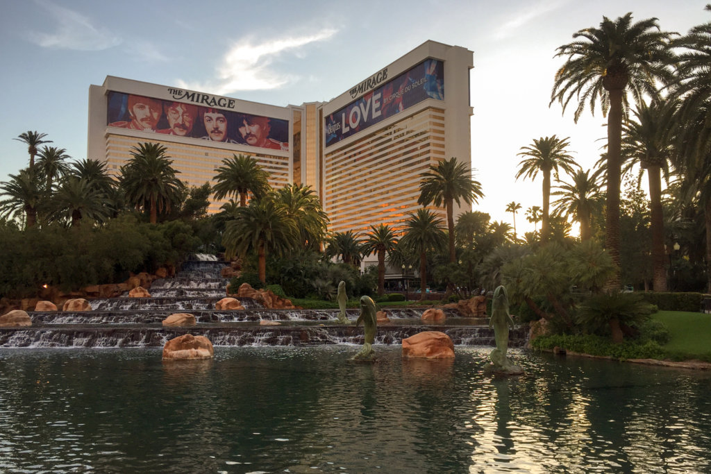 Pred hotelom Mirage vybuchuje sopka