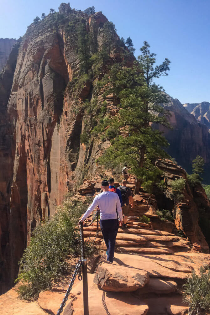Drž sa toho zábradlia nech nespadneš