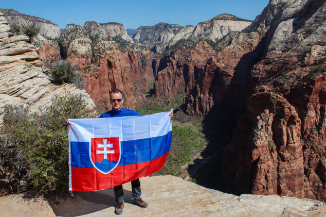 Na vrchole musí viať slovenská vlajka