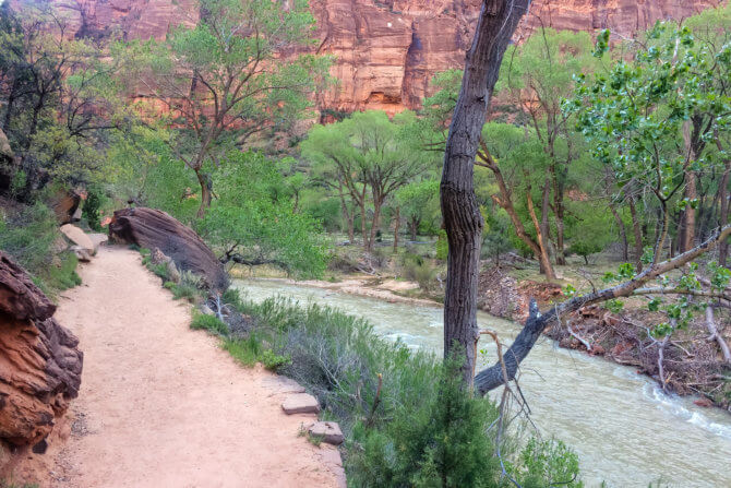 Oranžové skaly, veľa zelene, potôčik.. dokonalé