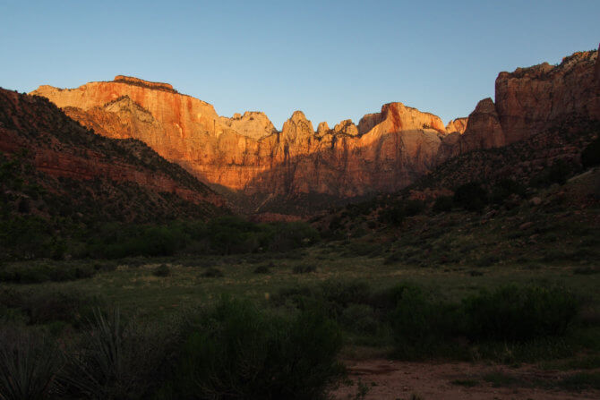 Towers of the Virgin počas východu slnka