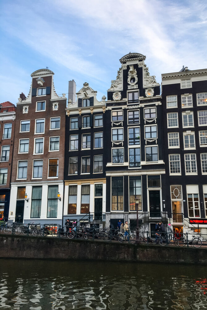 Typické štíhle a vysoké domy